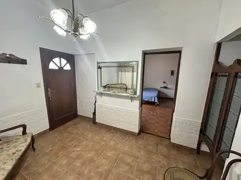 Casa en Venta de 2 dorm. Patio con quincho de uso indep. baño completo y parrilla. Centro Campana
