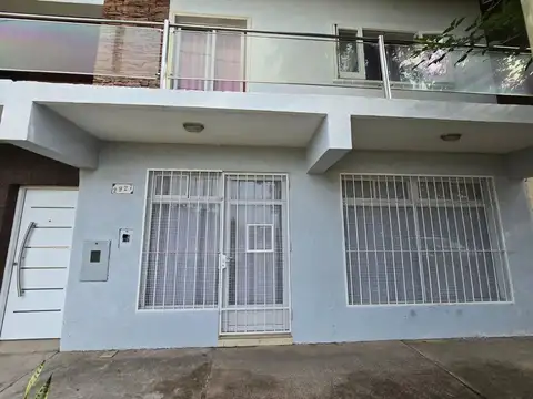 Casa 7 ambientes con 2 baños