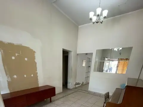 Casa en  venta con dos viviendas, jardín, cochera, pileta y parrilla - Sarandí