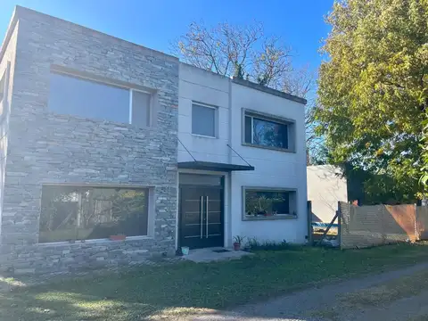 VENTA CASA CUATRO AMB EN BELLA VISTA - BARRIO CERRADO