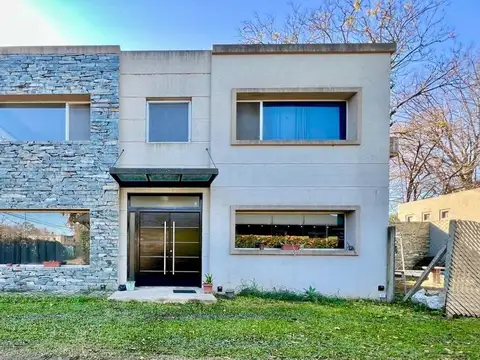 VENTA CASA CUATRO AMB EN BELLA VISTA - BARRIO CERRADO