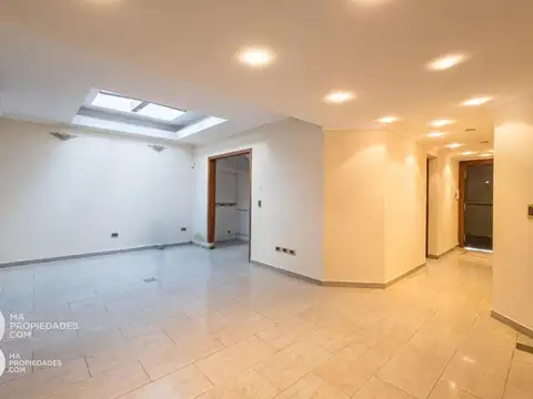 Casa en Alquiler con 2 cocheras