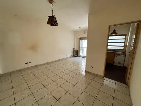 En Alquiler  Departamento de 1 amb cfte .c/balcon 1er piso x escalera