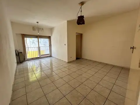 En Alquiler  Departamento de 1 amb cfte .c/balcon 1er piso x escalera