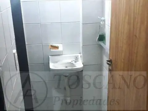 VENDO O PERMUTO EXCELENTE GALPON EN PARQUE AVELLANEDA