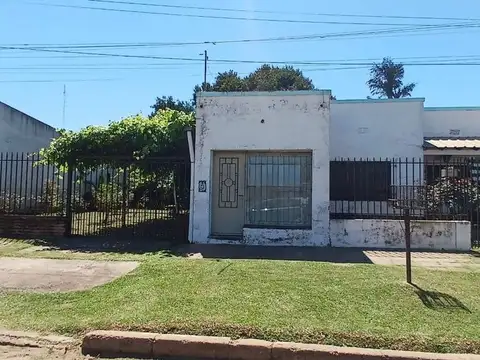 CASA EN VENTA DE 5 AMBIENTES EN BELLA VISTA CTES