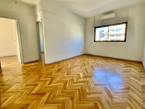 MUY LUMINOSO PISO 8 SEGURIDAD FRENTE A TORRES BELLINI ESMERALDA