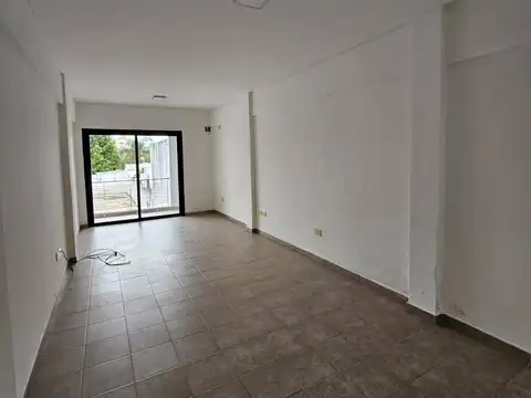63 y 21 - Monoambiente con dormitorio separado y balcon -