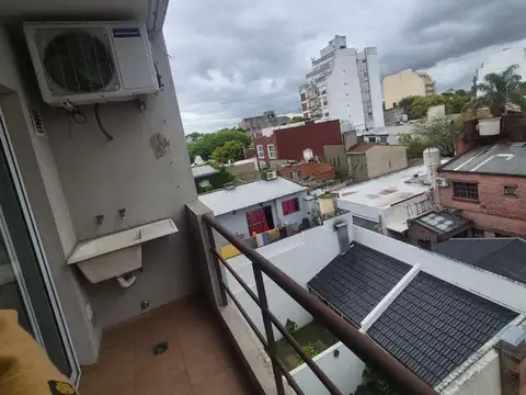 Excelente monoambiente  contrafrente con balcon muy luminoso