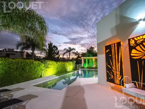 Casa en Venta con 2 cocheras