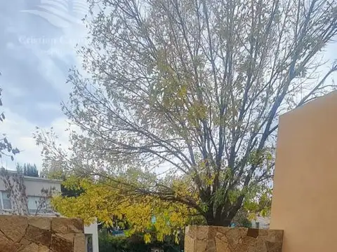 Casa 8 ambientes con 6 baños