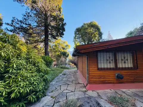 Venta cabaña Bariloche 1 dorm amplio jardín garaje