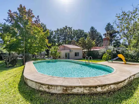 VENTA | PERMUTA - Casa 2 dormitorios, piscina y lote de 1200 m² - Funes. APTO CRÉDITO.