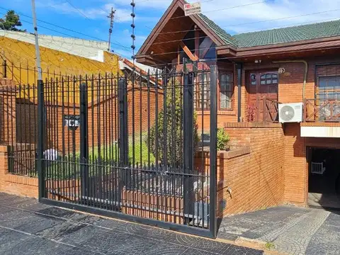 CASA VENTA 4 AMBIENTES BERNAL OESTE PILETA QUINCHO