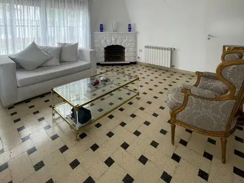 Casa en Alquiler con 1 cochera
