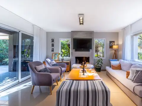 Casa 7 ambientes con 2 baños