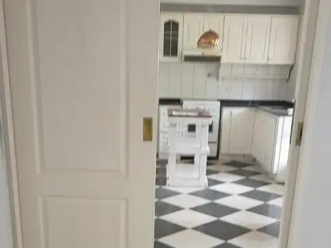 IMPONENTE CASA EN CENTRO DE ADROGUE CON FONDO  