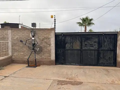 Venta casa mas salon para eventos con pileta  