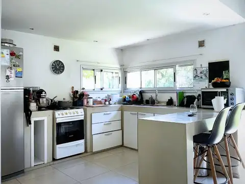 Casa 4 ambientes con 2 baños