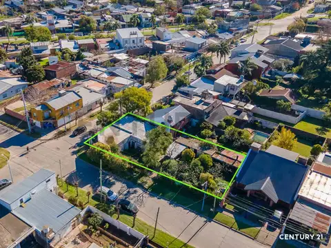 LOTE EN ESQUINA DE 447 m² CON CASA A RECICLAR O DEMOLER – APTO CRÉDITO
