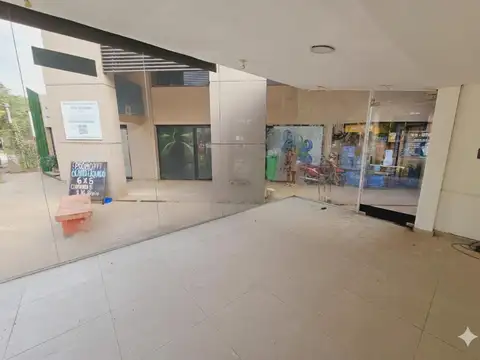 RENTA superior al 9%! Local comercial en VENTA en galería Solano Vera Mall, esquina Mendoza, YB