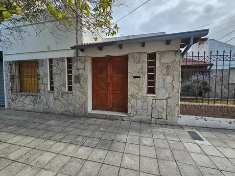 En Venta Casa en Rivadavia  al  800 3 dorm c/ cochera en Punta Alta