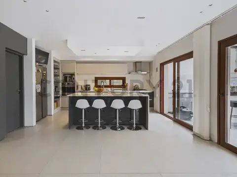 Casa 7 ambientes con 2 baños