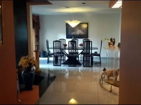 Casa en Venta con 3 cocheras