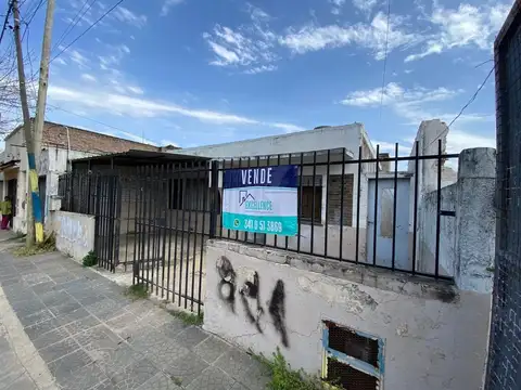 EN VENTA CASA DE 2 DORMITORIOS A RECICLAR - BARRIO BELGRANO