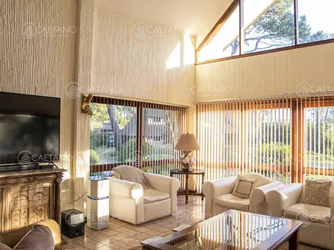 Casa 8 ambientes con 5 baños