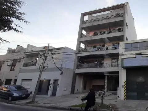 ESTUPENDO SEMIPISO 3 AMB. C/COCHERA Y BALCON