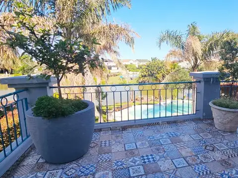 Casa en Alquiler con 2 cocheras