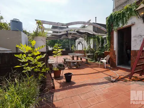 Casa con cochera en venta. 4 ambientes. A reciclar.