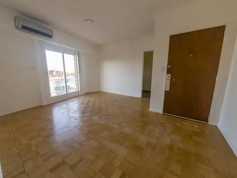 Departamento 3 ambientes con balcón (Av. Gral Paz 8300)