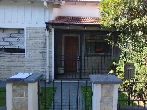 Venta en block ( casa al frente y 3 departamentos al fondo)