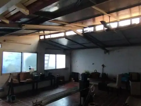Venta en block ( casa al frente y 3 departamentos al fondo)