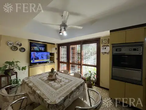 Venta de casa 5 ambientes con cochera, jardin y quincho en Quilmes