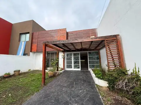 VENTA-CASA 5 AMBIENTES CON PARQUE - SAN ANTONIO DE PADUA