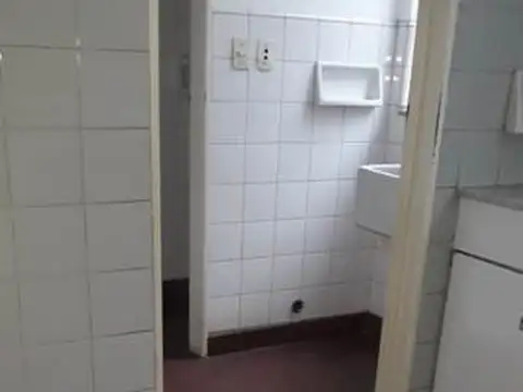 CORDOBA ESQ. PTE ROCA: DEPARTAMENTO EXTERNO CON BALCON CORRIDO FRENTE A PLAZA PRINGLES.