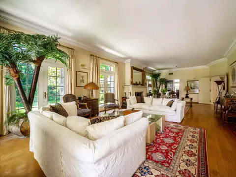 Exclusiva Casa de estilo Francés en Belgrano Chico con Jardín, Pileta y Quincho