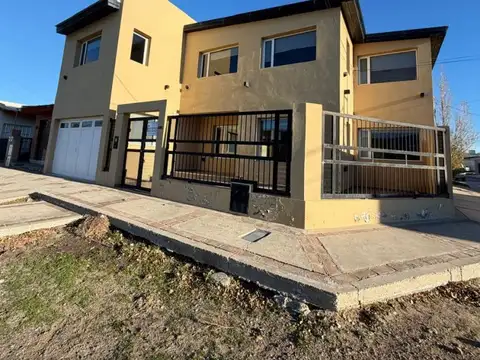 venta casa 4 ambientes, 2 plantas, garaje parrila, Mirador, Caleta Olivia