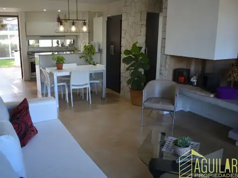 Dos ambientes con cochera en las gaviotas a tres cuadras del mar