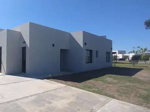 Casa en Venta 5 Ambientes en el Cantón - Escobar