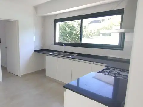 Casa en Venta con 3 cocheras