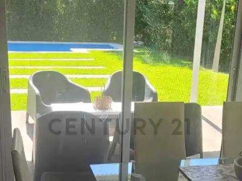 Casa en Alquiler con 2 cocheras