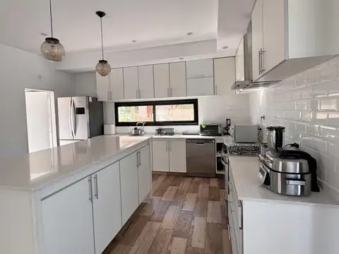 Casa 4 ambientes con 3 baños