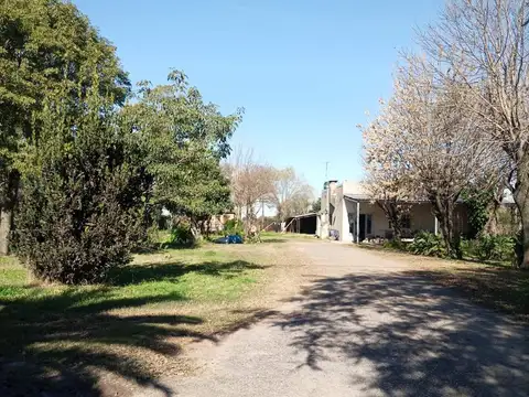 Casa en GRAN TERRENO con tinglado y galpón