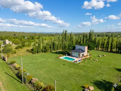 SE VENDE CASA CON GRAN LOTE 2400 m2 BARRIO CRERADO