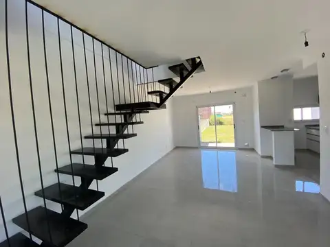 Casa 7 ambientes con 2 baños