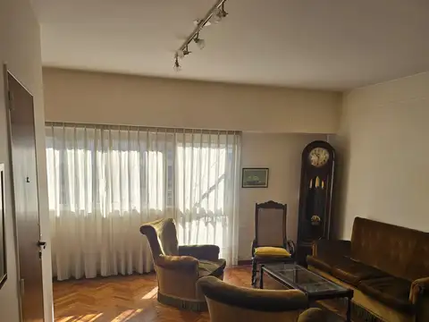 Departamento clásico con excelente planta y balcón corrido en Belgrano
